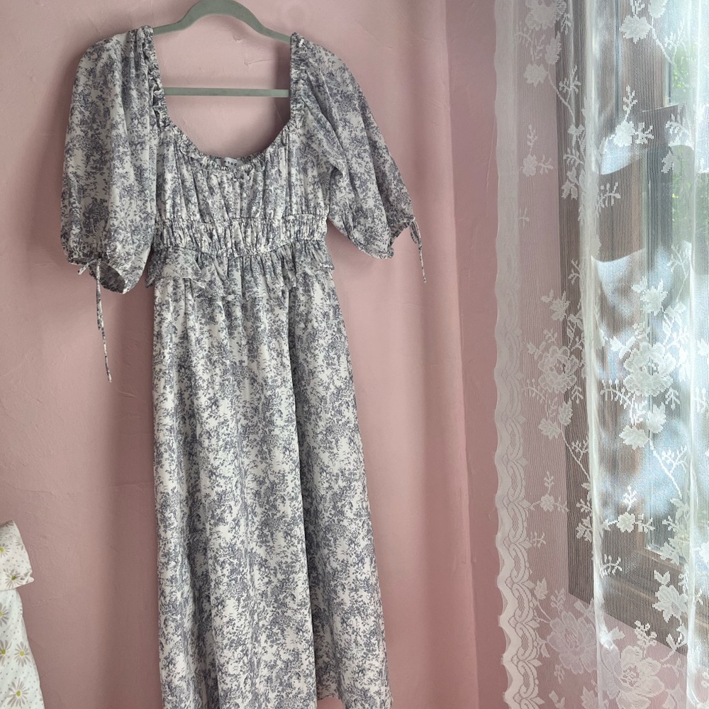 Floral Puff-Sleeve Midi Dress in Blue and White